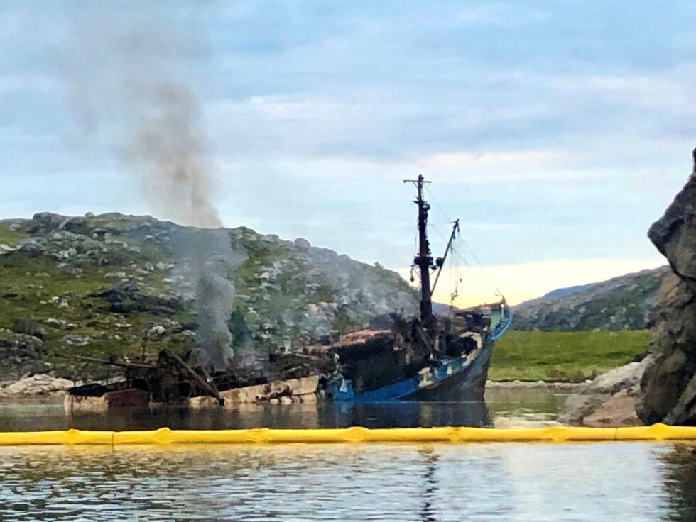 Tamango er et trist syn der hun nå ligger med baug på grunn på fjæra sjø.
 Foto: Privat