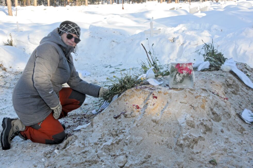 Fredag den 2. mars ble Gunhild Eriksen Engstads far begravet. Uka etter opplevde hun at reinsdyr herjet på grava, og nå føler hun seg helt knust.
 Foto: Stein T Svala