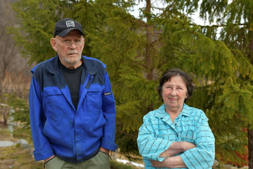 Tor Egil og Gunhild Andresen bor innerst i Sommerdalveien i Børselv, som kommunen nå ønsker å privatisere. For ekteparet vil konsekvensen av dette bli at de må flytte.
 Foto: Irene Andersen