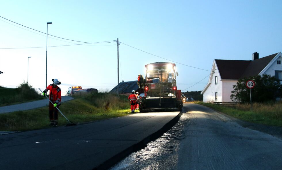 Av hensyn til trafikken ble det jobba natt til torsdag, og i løpet av natta var asfalteringa gjort av Veidekke Asfalt.
 Foto: Silje Kvammen