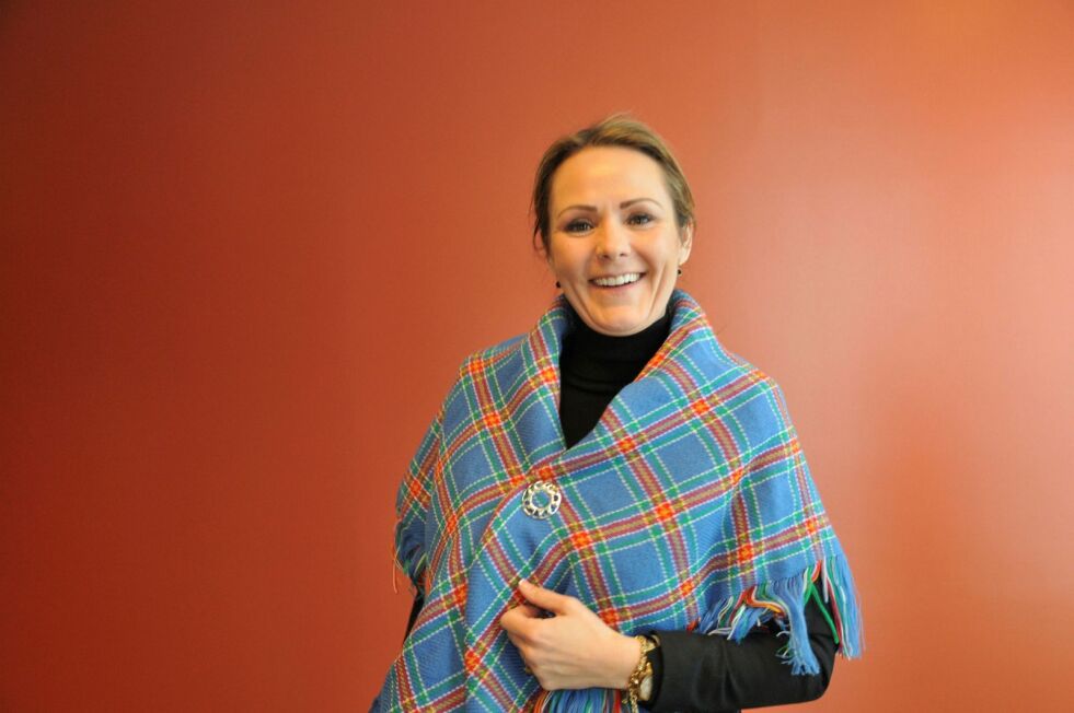Distrikts- og digitaliseringsminister Linda Hofstad Helleland skulle åpne Arctic Indigenous Peoples' Food Congress torsdag, men den er er avlyst i sin helhet. Her er hun under et møte med Sametinget onsdag, som har forært henne et ullsjal i gave, forteller hun fornøyd til Ságat. Foto Rita Heitmann
