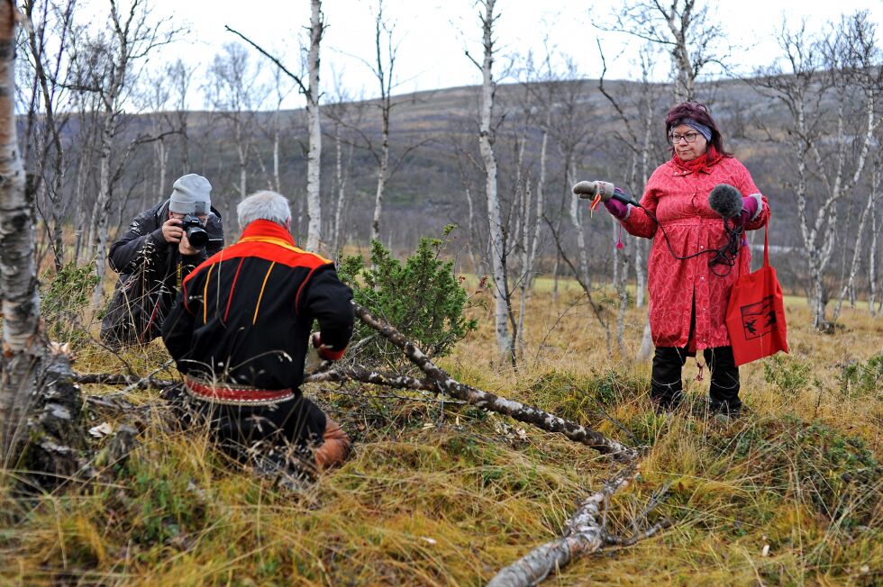 – Det er så masse ord og begreper og ordtak om bål på samisk, sier Jorunn Eikjok. Hun og fotograf Ola Røe er i gang med å lage en kunnskapsbase om árbediehtu – samisk kulturarv knyttet til naturbruk.
 Foto: Karsten Ugelvik