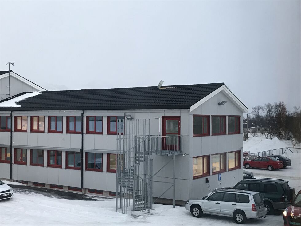 Takplater på ungdomsskolen i Lakselv har løsnet i den sterke vinden. På bildet ser man takplater som er i ferd med å løsne.
 Foto: Marius Thorsen