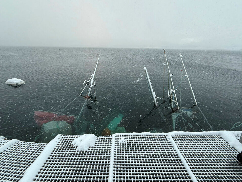To båter sank utenfor Billefjord under sist storm, de skal ligge rett over hverandre i følge én av båteierne Eilert Hansen.
 Foto: Oskar Melkeraaen Aas