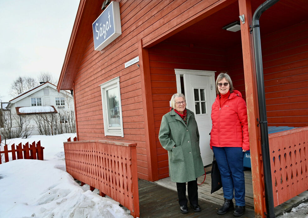 Det er all­tid hyg­ge­lig når noen fra pen­sjo­nist­for­en­in­gen stik­ker inn­om hos Sá­gat. Selv når te­maet er al­vor­lig. Laila Somby Sandvik til venstre og Vigdis Stordahl til høyre.
 Foto: Yvette M Stornes
