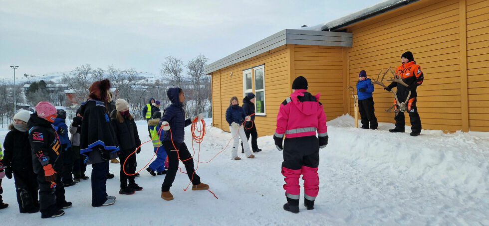 Her får elevene prøve å fange rein med lasso.
 Foto: Hill Haga