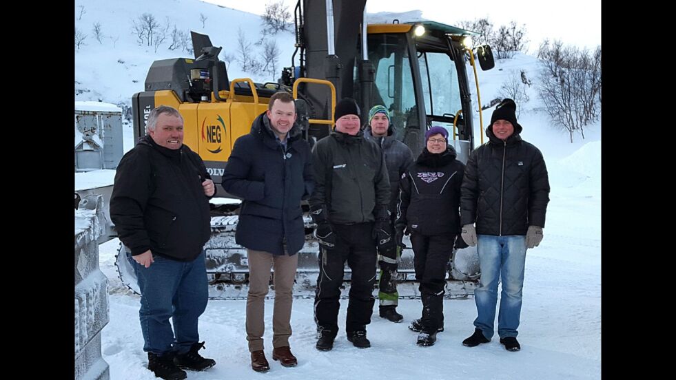 Fra venstre Per Trygve Stenberg, driftsansvarlig Bio Energy, Odd Egil Reinås, Bio Energy, Ole Andre Hestmo, FeFo,Roy Høvold, Høvold transport, Kate Persen, FeFo og Kristian Hodnemyri i Norsk Biobrensel er glade for at det igjen produseres flis ved Høybuktmoen til GSV.
 Foto: FeFo