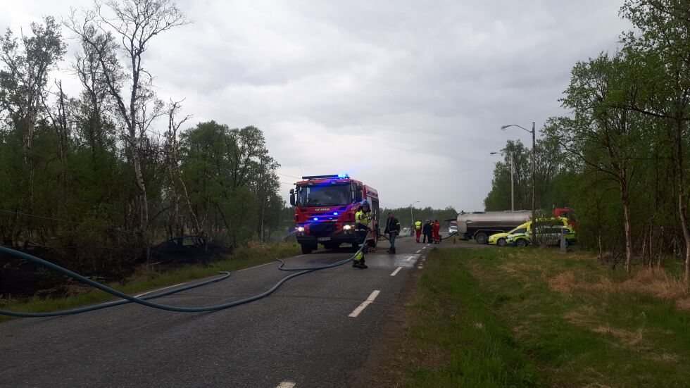 Kraftledninger som falt i bakken utløste brannen i Bonakas.
 Foto: Trine B. Johansen