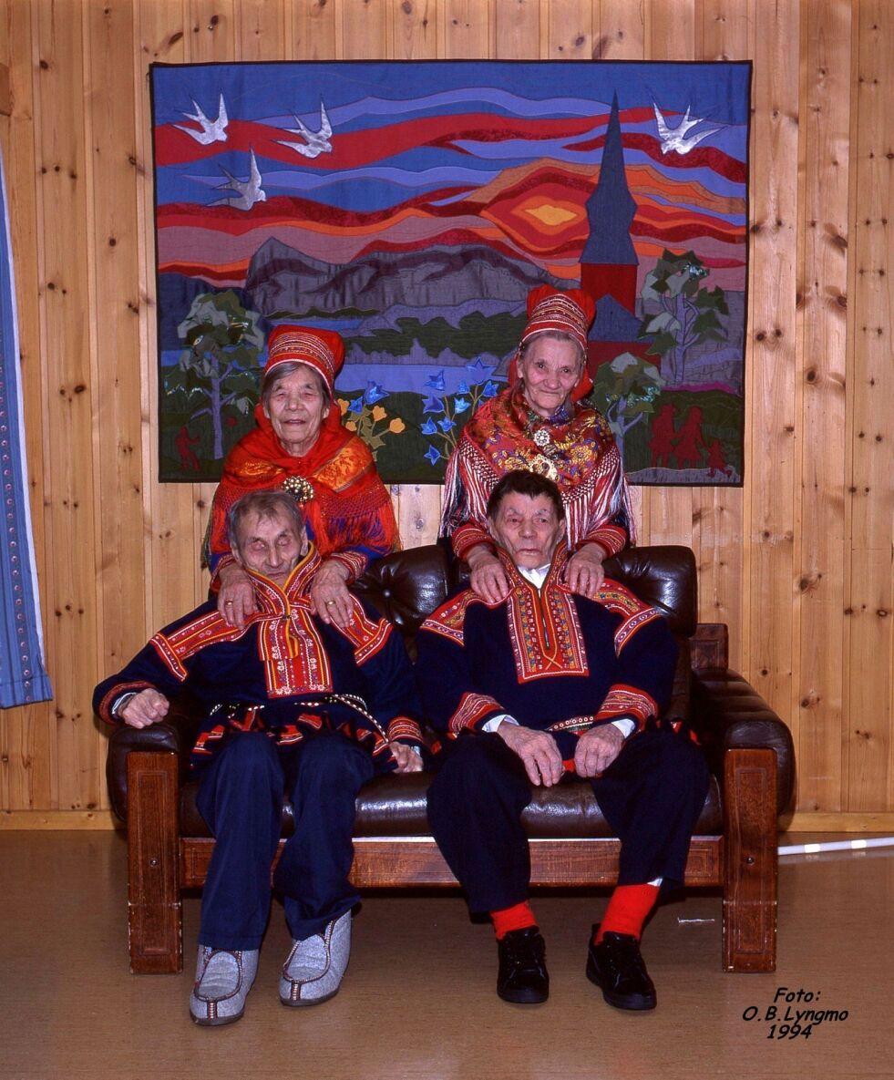 Stående fra venstre: Ellen Mikkelsdatter Buljo/Mikkol-Elle (1896-2001) og Inga Mikkelsdatter Utsi Sara/Mikkol-Iŋgá (1904-2003).
Sittende fra venstre: Aslak Mikkelsen Sara/Mikkol-Áilu (1893-1996 og Iver Mikkelsen Sara/Mikkol-Ivvár (1899-1996).
 Foto: O. B. Lyngmo