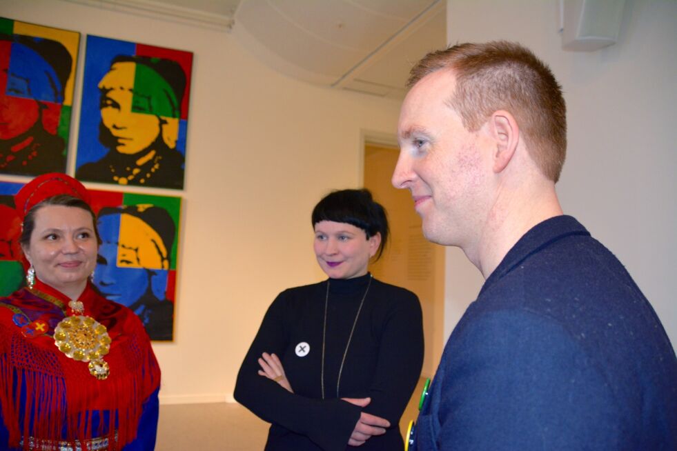 Anne May Olli ved RiddoDuottarMuseat har gjort en fantastisk jobb med å fremme samisk kunst. Her står hun sammen med leder av Nordnorsk Kunstmuseum, Jérémie McGowan. Kunstner Marita Isobel Solberg var, som en del av en forestilling, leder av det samiske kunstmuseet.
 Foto: Elin Margrethe Wersland
