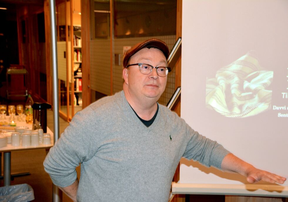 Leder ved Dávvsi álbmogiid guovddáš / Senter for nordlige folk (DÁG), Terje Ansgar Eriksen, forteller at det skal opprettes en arbeidsgruppe som skal utrede muligheter for permanent utstilling og magasin på senteret.
 Foto: Elin Margrethe Wersland