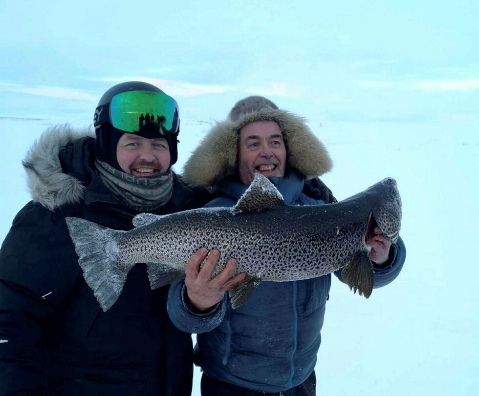 Vegard Berge Uglebakken og Molleš Piera med ruggen som er den største Piera har hørt om fra Iešjávri. Som typisk kortreist mat i dette området var ikke veien lang fra isen til gjestenes bord, forteller Piera.
 Foto: Privat