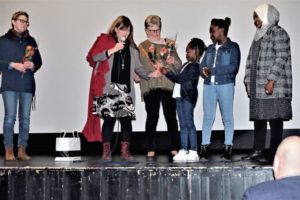 Før forestillingen i Vadsø presenterte Ellen Astri Lundby noen av de som har muliggjort filmen. Fra venstre Sonja E.S. Siltala, Grete Sofie Haagenrud, Halima, Samak og deres mor Azisa.
 Foto: Bjørn Hildonen