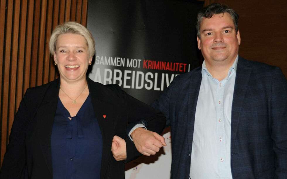 Arbeids- og inkluderingsminister Marte Mjøs Persen (Ap) og leder Magnus Nilsen under den offisielle åpningen av det nye A-krimsenteret i Alta. Regionsenteret, det åttende i landet, koordinerer kontroller mellom politi, toll, NAV, skatteetaten og Arbeidstilsynet i Finnmark.
 Foto: Rita Heitmann