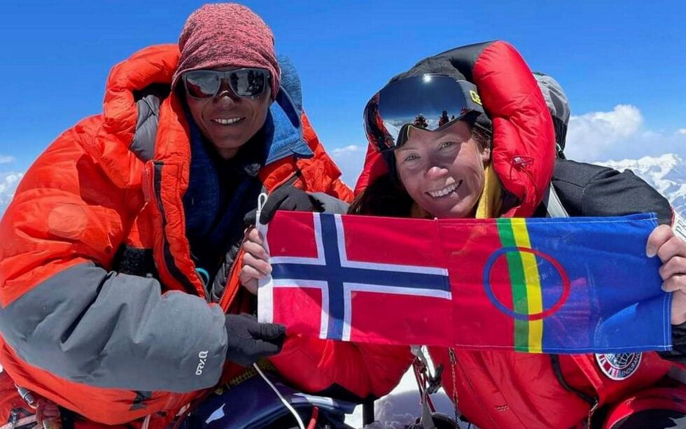 Kristin Harila (til høyre), her sammen med en annen i klatreteamet, er nå på vei mot det tredje fjellet i prosjektet om 14 fjelltopper på seks måneder.
FOTO: 8EXPEDITIONS