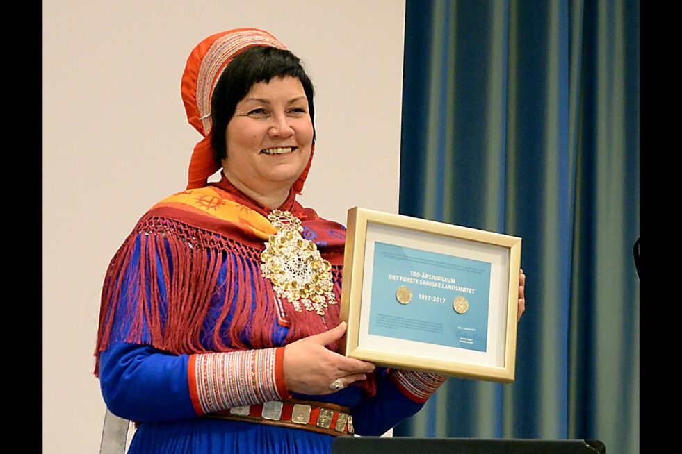 Sametingspresident Aili Keskitalo har sendt brev med ei klar oppfordring. Bildet er fra det samiske jubileet Tråante 2017, da Norges Bank ga ut en 20-kroning med motiv fra samiske symboler hentet fra runebommer, designet av kunstner Annelise Josefsen fra sjø­samebygda Kokelv i Kvalsund.
 Foto: Steinar Solaas