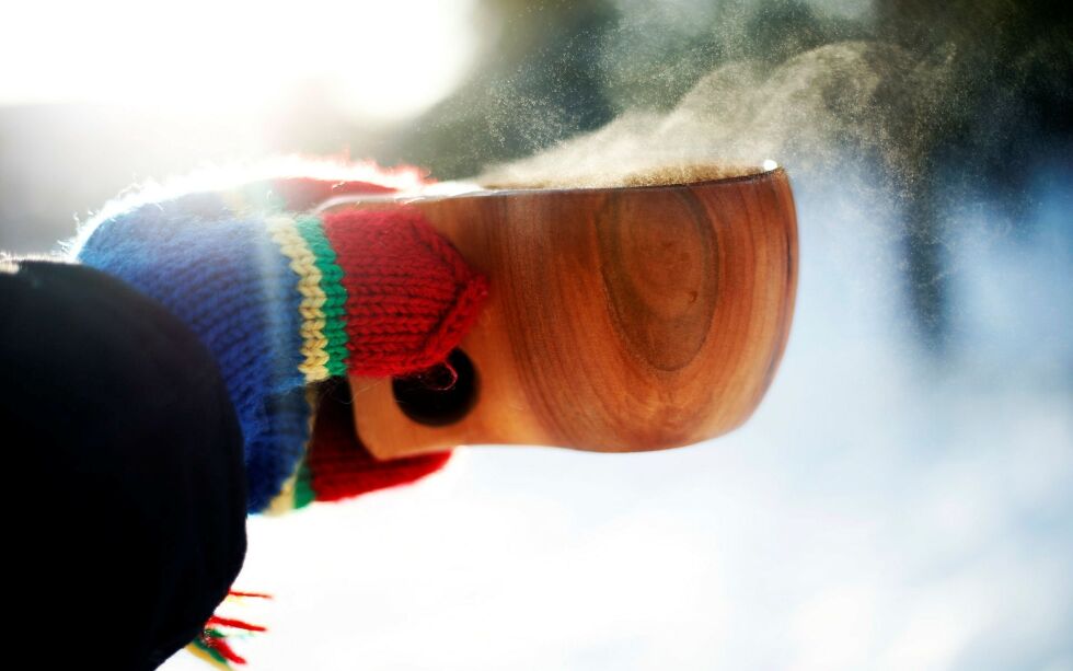 Snart kan vi kose oss med sol­lys ute i vin­ter­væ­ret, kan­skje med en varm kopp kaf­fe el­ler ka­kao sam­men med nære og kjæ­re.
 Foto: June Helén Bjørnback
