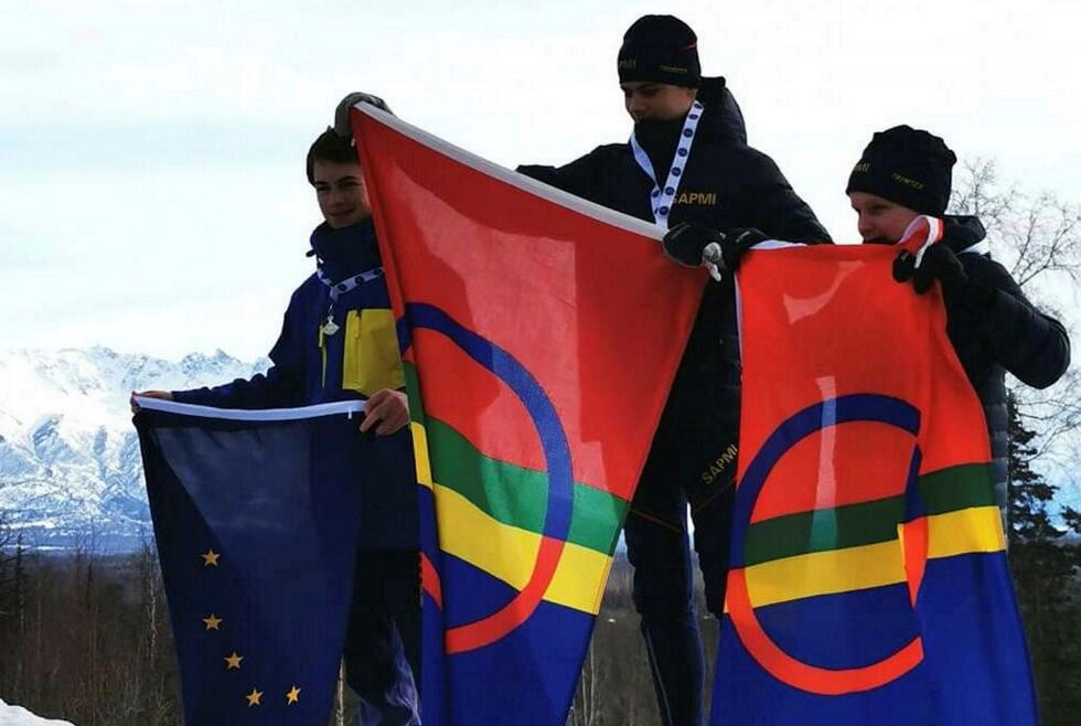 Sápmi-flagget kunne igjen sees på seierspallen etter at Jåvva Kal­stad-Bjør­gård og Iver Knutsen tok gull og bronse på fristilsøvelsen.
 Foto: Team Sápmi