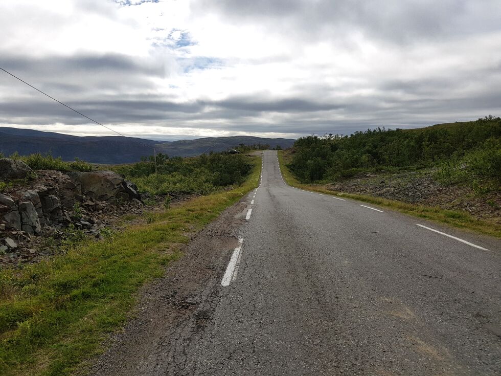 Veilinja på Torhophøyda skal fylles opp og til høsten vil denne dumpa være historie. Videre skal veien rustes opp over en strekning på rundt 800 meter i retning mot Tanabru.
 Foto: Tom Hardy