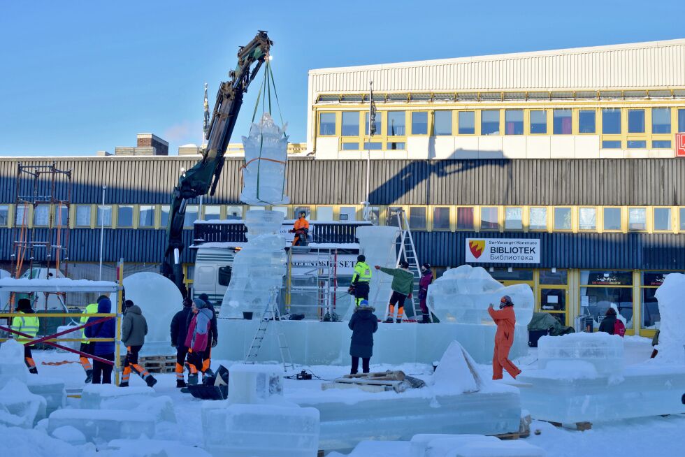 Siste hånd på verket. En diger isblokk løftes på plass til det som blir scene for onsdagens åpning av Barents Spektakel.
 Foto: Birgitte Wisur Olsen
