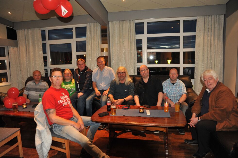 FÅR STØTTE: Alf Normann Hansen (nummer fire fra venstre) får støtte av de andre partiene i sin "kamp" for ordførervervet i Gamvik kommune. Midnatt tirsdag, ligger han an til å kunne bli SVs nye ordfører i fiskerikommunen, om han kommer til enighet med Frp og Senterpartiet om en politisk plattform.
 Foto: Erik Brenli
