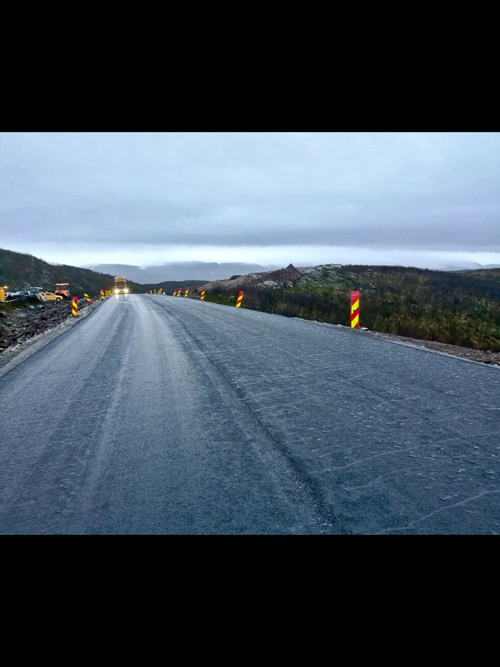 Anleggsarbeidet på Torhophøyda går nå inn i sluttfasen, og allerede denne uka fikk bilistene mulighet til å kjøre på det nye asfaltdekket.
 Foto: Erik Brenli