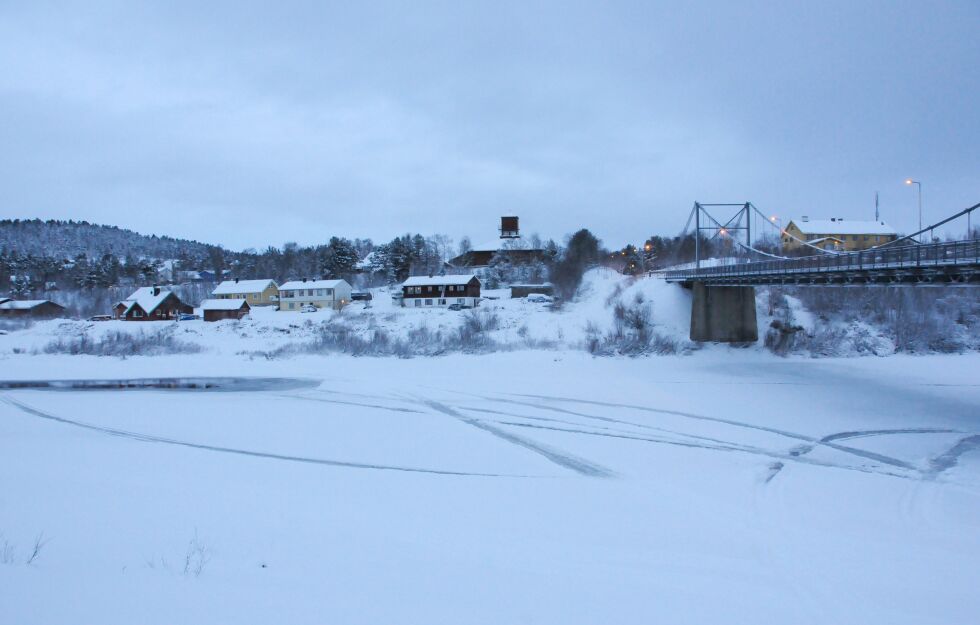 Skuterspor krysser råkene på Kárášjohka like ved sentrum, til tross for ekstremt dårlig is og at lovlige løyper ikke er åpnet ennå.
 Foto: Stein Torger Svala