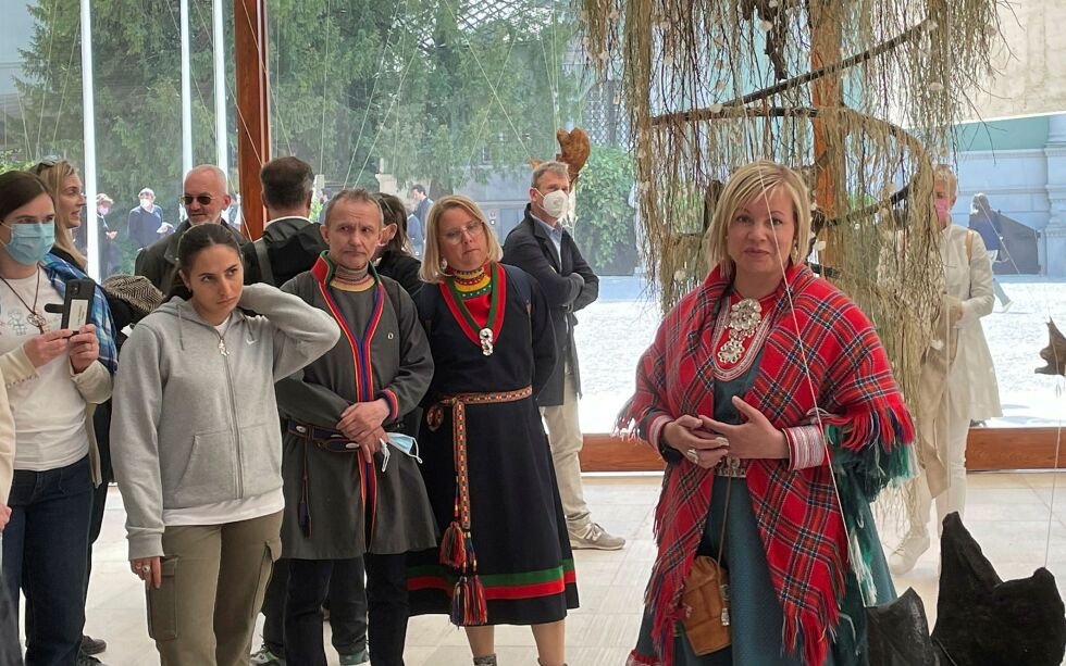 Samisk kunst ble i fjor vist for «hele verden» på Veneziabiennalen i fjor. En av kunstnerne er var Maret Anne Sara (til høyre), som sammen med Elle Sofe Sara var etablerere av Dáiddadállu i 2014.
 Foto: Pulk, Åse Margrethe Paulsen