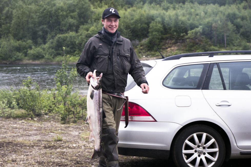 Erik Nystad Nilsen er den heldige vinneren av laksefiskekonkurransen under BeskánLuossaRock
 Foto: June Helén Bjørnback