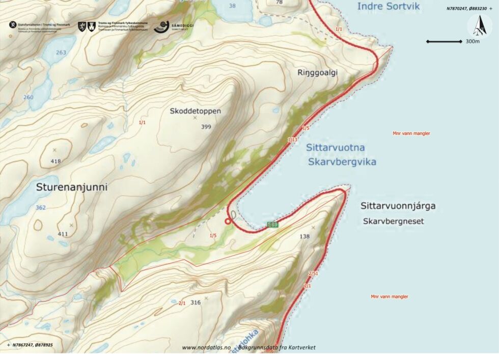 Eien­dom­men gnr 1/5 Skarvbergviken/Siddarvuodna består av alt areal fra Ind­re Sortviknes langs fjell­fo­ten rundt dal­en og ned­over igjen til Skarvbergviknesset. Par­sell­en gnr 1/12 (mar­kert med rød, rund sirkel) ble feil­ak­tig utskilt fra denne pri­vate eien­dom­men ut­en grunn­ei­e­rens sam­tykke. Like­vel tvi­hol­der FeFo på et urettsmessig eier­skap man arvet fra Finn­mark jord­salgs­kon­tor.
 Foto: NORD­ATLAS