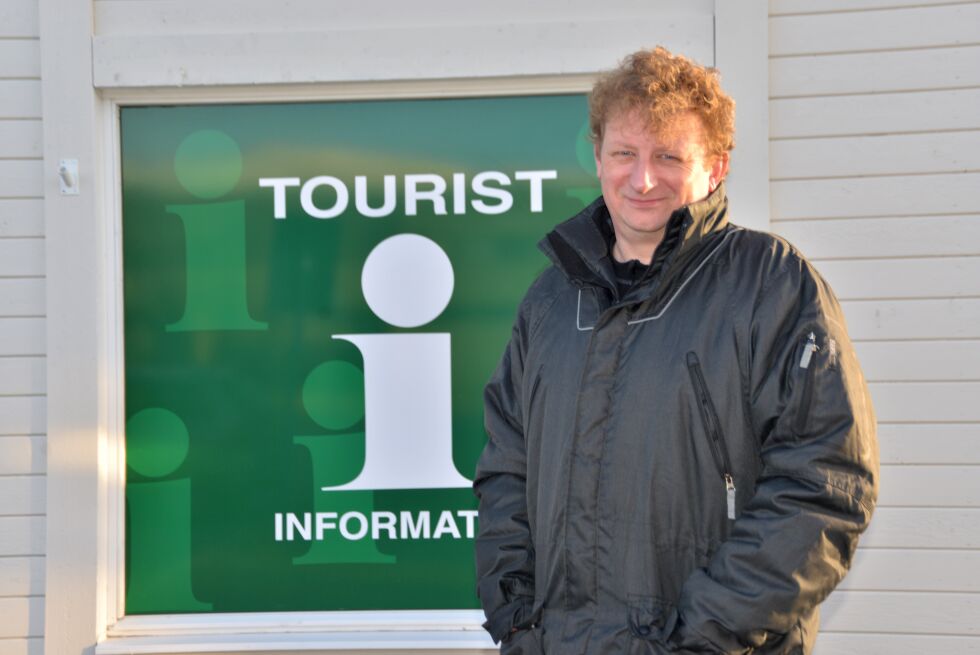 Roger Albrigtsen er veldig fornøyd med at tilstrømmingen til turiskontoret øker, og håper nå at vinterturistene følger på.
 Foto: Sonja E. Andersen