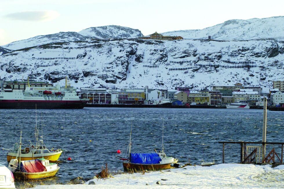 Hammerfest havn sett fra Fuglenes.
 Foto: Lars Birger Persen