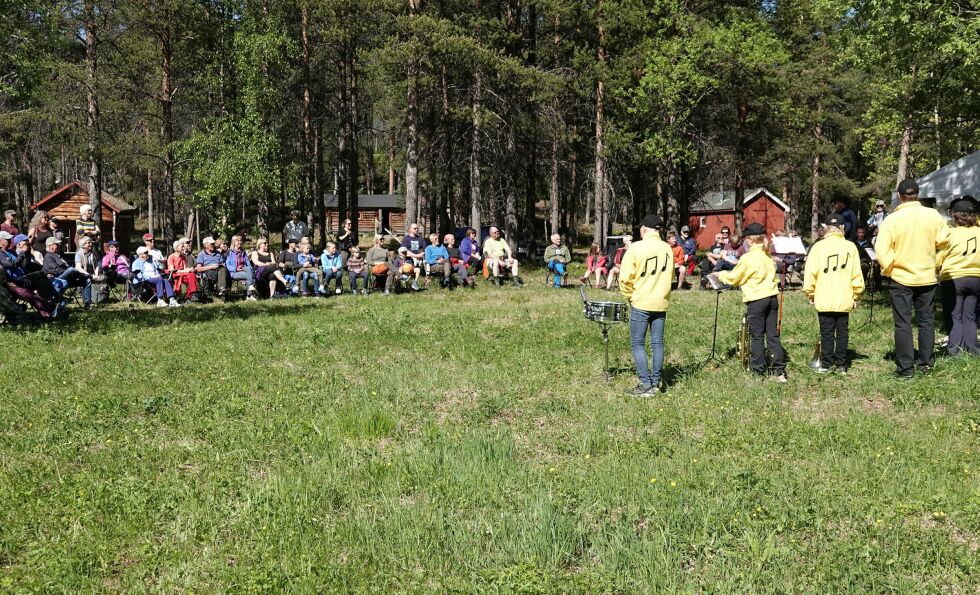 Pas­vik ung­doms­korps slo an to­nen i ju­bi­le­ums­fei­rin­ga i god­væ­ret på Gjøk­ås­en sist lør­dag. Foto: Yng­ve Bed­da­ri