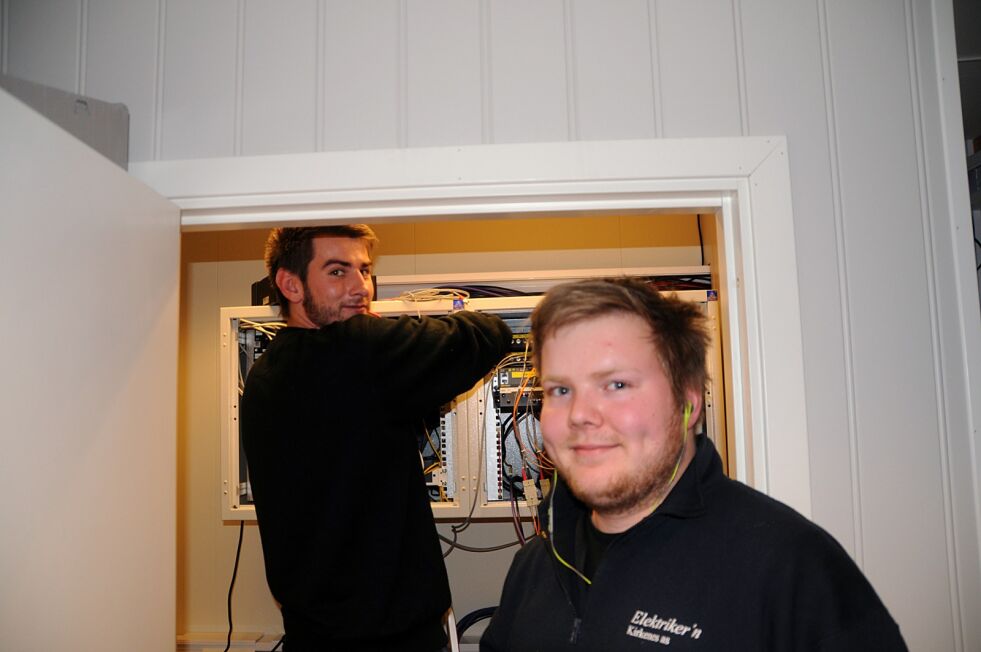 Ørjan Guvåg og Aleksander Ingebrigtsen hos Elektriker´n Kirkenes står på
 Foto: Hallgeir Henriksen
