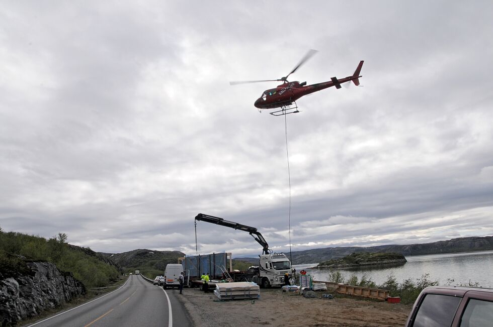 Huset kom i elementer, som skal fraktes i 25 helikopterlass fra E6 til Nirvagohppe/Storbukt i Kjøfjorden i Sør-Varanger.
 Foto: Hallgeir Henriksen