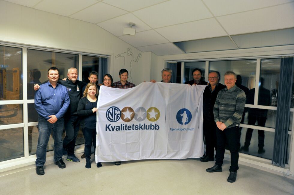 Representanter fra styret i TBK, sponsorer, ordfører og Finnmark fotballkrets, kunne feire TBK som ny kvalitetsklubb.
 Foto: Erik Brenli