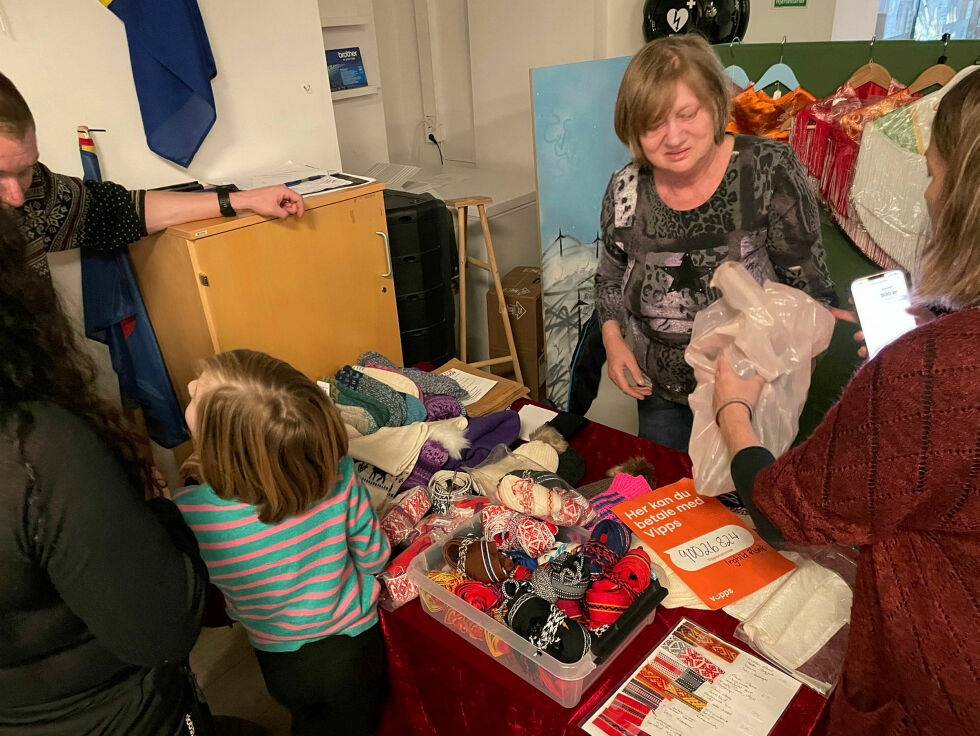 Inghild Irene Risvik tok med seg sin duodji-interesse fra Karasjok og bosatte seg på Jessheim. 
– Heldigvis for oss, sier foreningen.
 Foto: Hannah Persen
