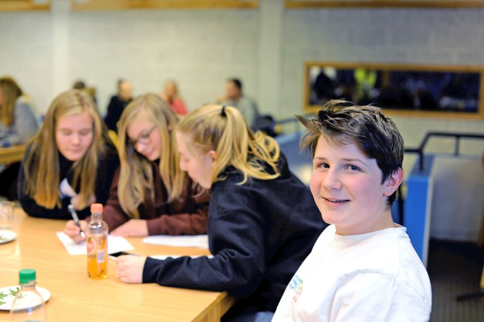 – Dere aner ikke hva dere går glipp av hvis dere hører på dem som sier at Tana videregående skole er noe dritt, sier Filipp Riel Saua fra ungdomsrådet.
 Foto: Karsten Ugelvik