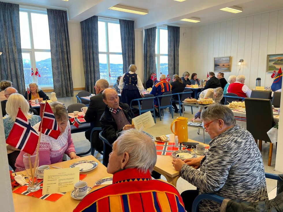 Ka­fe­en til Bug­øy­fjord Vel i det flot­te gren­de­hu­set var godt be­søkt på grunn­lovs­da­gen. Co­ro­na­re­strik­sjon­er sat­te imid­ler­tid et tak på hvor man­ge som kun­ne kom­me, og ko­mi­te­en tror de kun­ne ha flerdobla an­tall be­søk­en­de om det var fritt frem.
 Foto: Nona Gudrun Karisaari