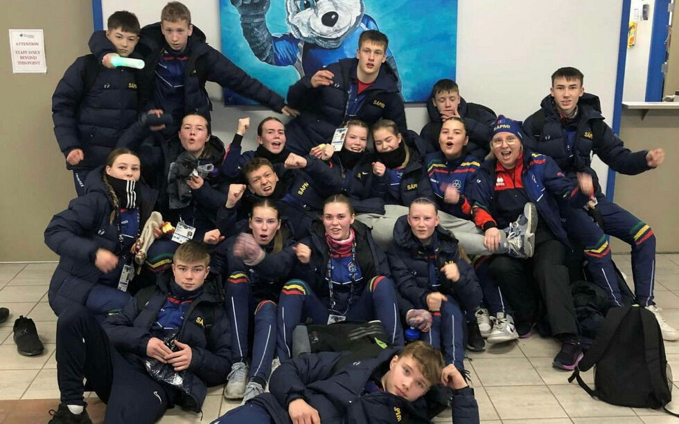 Begge Sápmi-lagene som deltar i futsal under Arctic Winter Games hevder seg godt, og tirsdag kunne både jentene og guttene glede seg over storseier.
 Foto: Morten Store Jakola