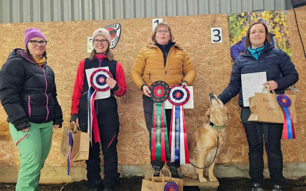 De finske deltakere gjorde det sterkt i rallylydighet elite. Nr. 1 Kati Korkeamaa med hunden Pendolinon Ruth in the sun. Nr 2 Saara Kangasniemi med hunden Thelook Get It Fake. Nr. 3 Teija Sarajärvi med hunden Konkkaronkan Älykäs äijä.
 Foto: Porsanger hundeklubb