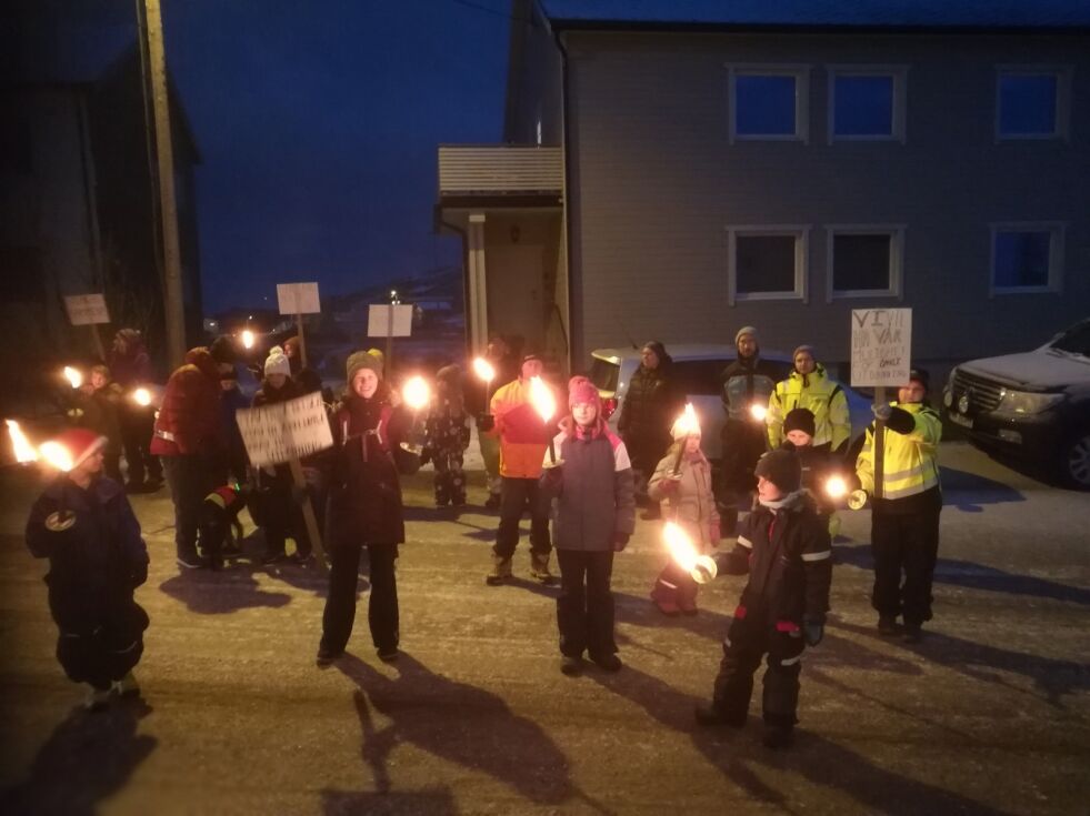 Elever og foreldre ved Mehamn skole hadde dekket alle innganger til kommunestyresalen før budsjettmøtet tirsdag. Budskapet var klinkende klart; de vil ha mer penger til en bedre skole.
 Foto: Erik Brenli