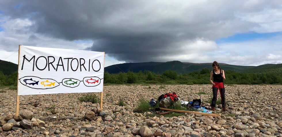 Ellos Deatnu!-gruppa har nå erklært enda et moratorium, nå på Allasuolu ved Dálvadas, rett nedenfor Barta/Port mellom Leavvajok og Váljok.
 Foto: Privat