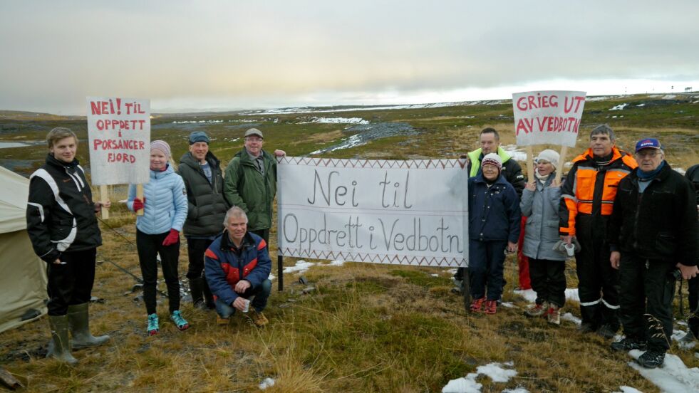 De demonstrerte og forlanger at oppdrettsanlegget til Grieg Seafood fjernes fra Vedbotn. Fra venstre Ole Persen, Ingrid Persen, Roald Wilhelmsen, Hans Opgård (sittende), Erling Moe, Ingunn Utsi, Heidi A. Persen, Trond Akselsen og Edvin Aikio.
 Foto: Geir Johansen