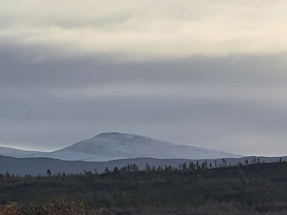 Når sneen legger seg på de rundt 700 meter høye Petsamofjellene, på russisk side av Pasvikelva, er det fra gammelt av et sikker tegn på at vinteren nærmer seg.
 Foto: Svein Derås