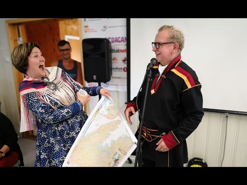 GOD STEMNING: Sametingspresident Aili Keiskitalo og festivalsjef Alf Edvard Masternes under åpningen av Kunesdagan 2019. Her får førstnevnte overrakt et samisk kart over området, signert Hans Ragnar Mathisen.
Foto: Erik Brenli