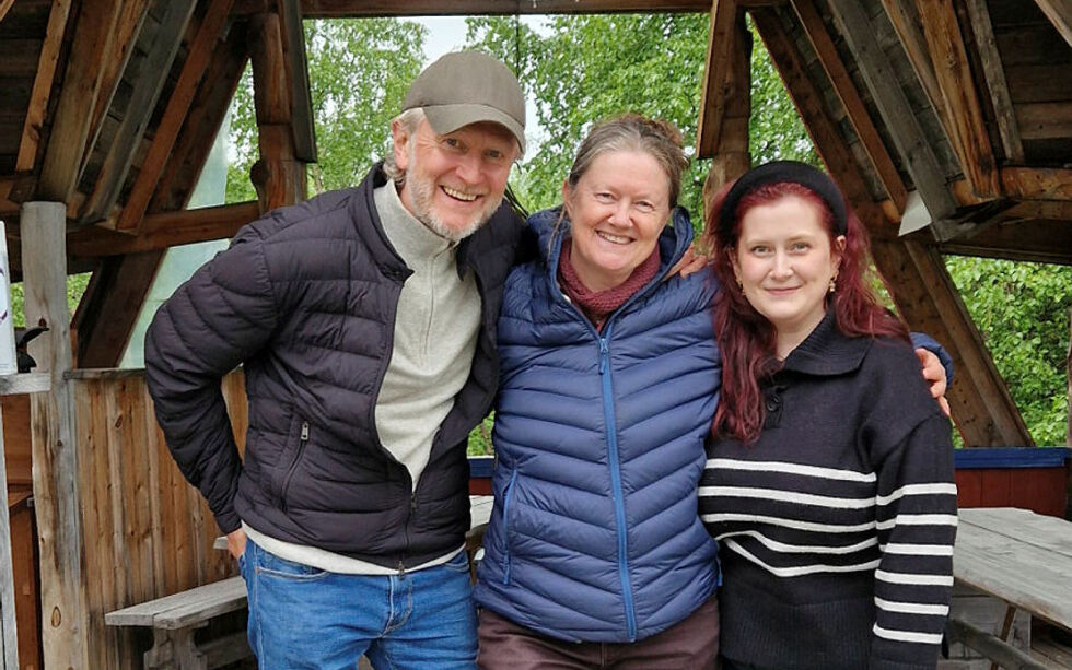 HC, Gry og Andrea viser gjensidig glede over besøket på Taiga.
 Foto: Hill Haga