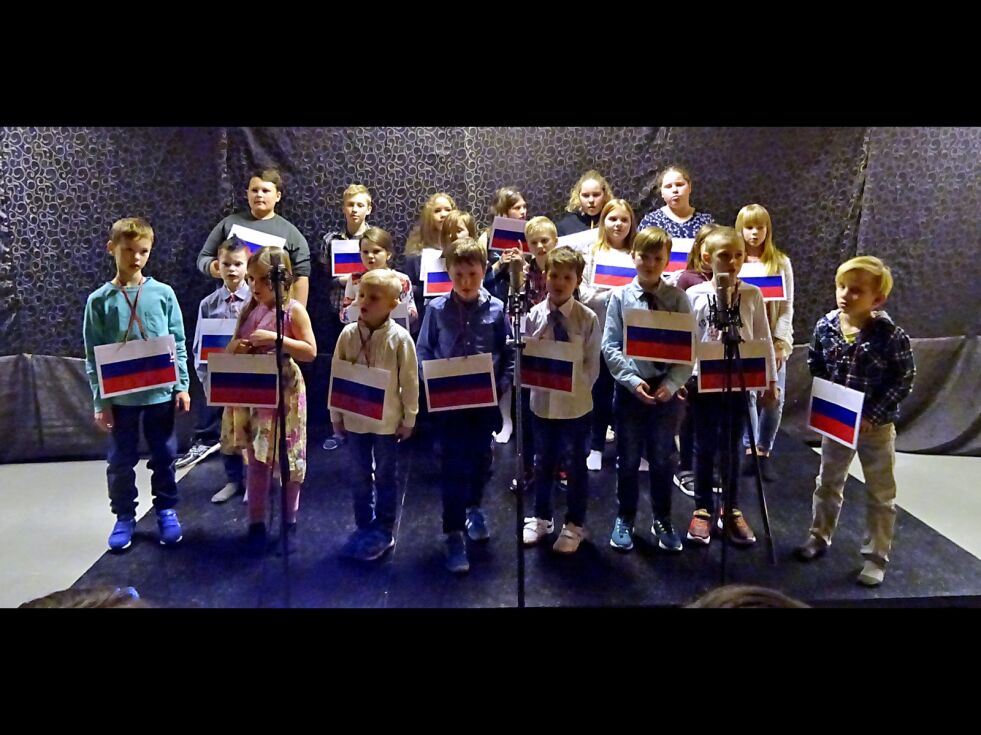 Skolekoret synger Russlands nasjonalhymne.
 Foto: Grethe Skauge