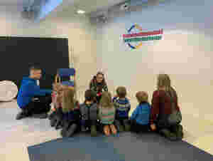 Populær musikkpedagog sammen med barn i Karasjok