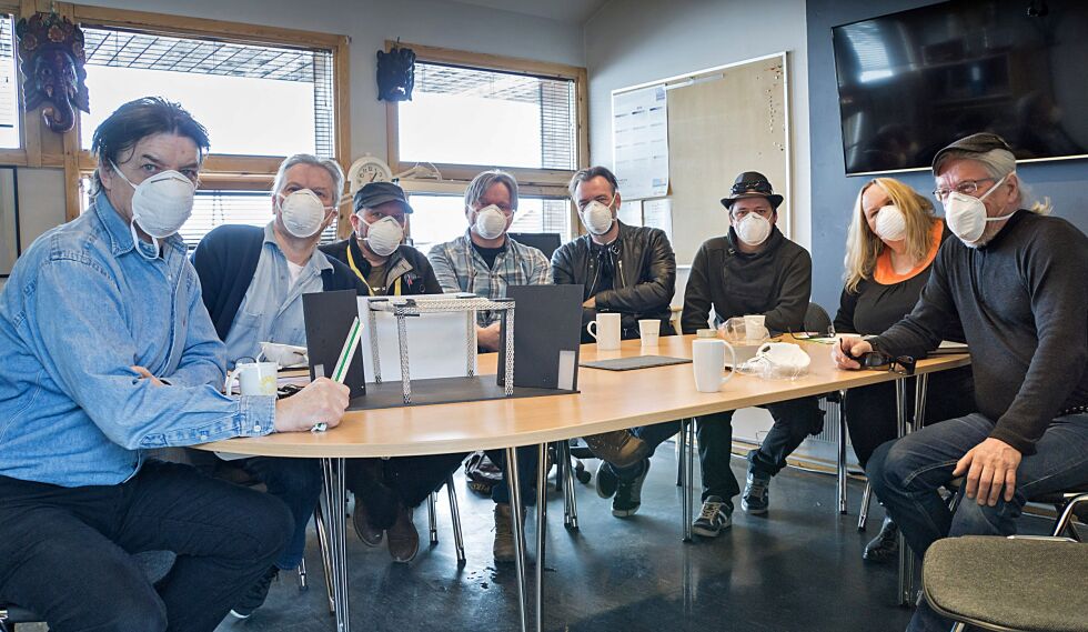 Jan Öqvist (fra venstre), Rolf Degerlund, Svein Egil Oskal, Roger Ludvigsen, Andreas Ausland, Ole Thomas Hætta, Hilde Skancke Pedersen, Bernt Morten Bongo planlegger stykket «Hevn», skrevet av Sven Henriksen.
 Foto: Aslak Mikal Mienna